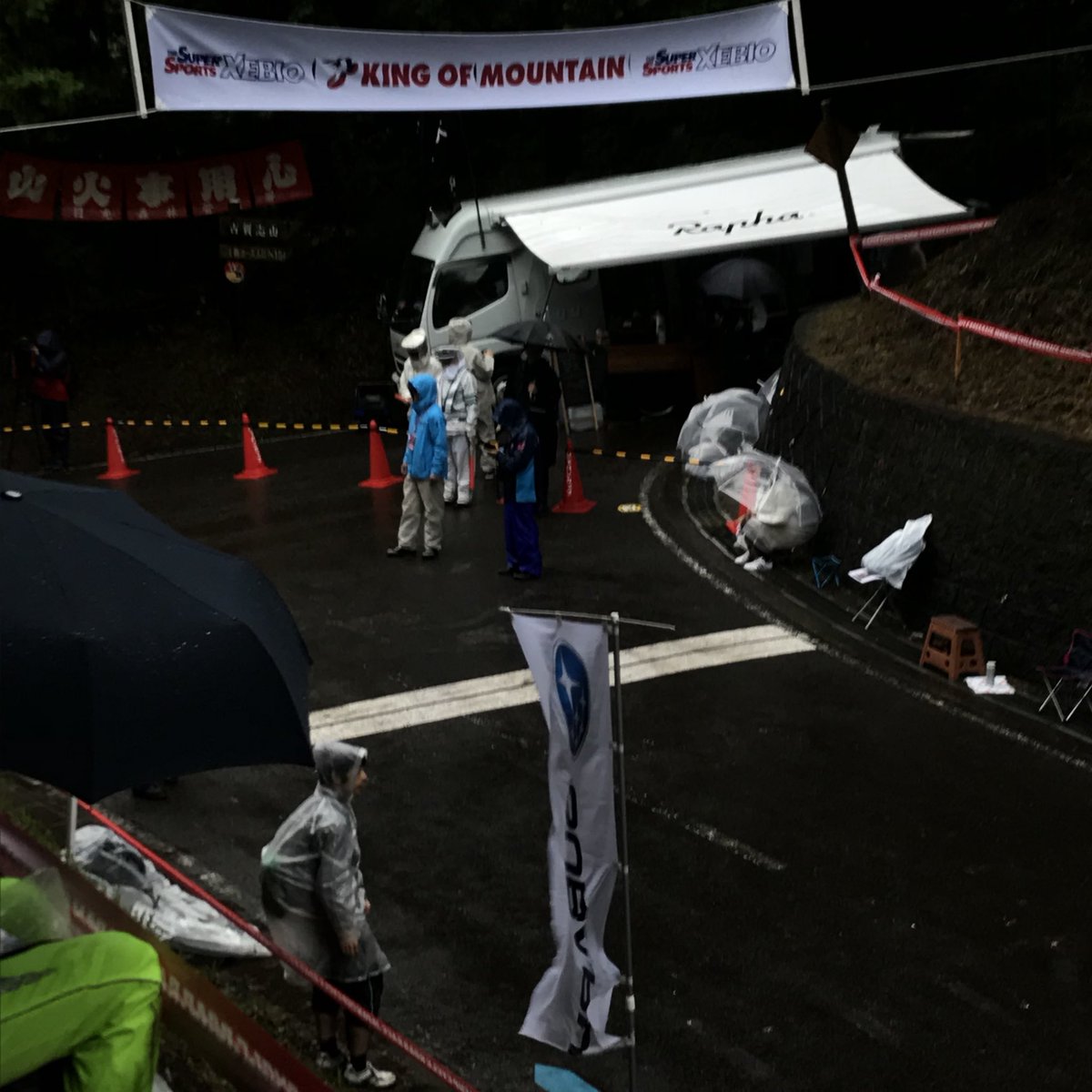 daisukeyanocx's tweet photo. ジャパンカップ。古賀志林道KOM、雨にもかかわらず多くの観客が詰めかけ始めています。今年はラファモバイルクラブハウス設置しています。オールプレスエスプレッソサービスとジャパンカップグッズ販売中! #raphalouison #allpressespresso https://t.co/la1sC4UXna