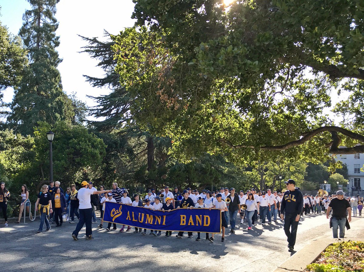 seanyodarouse's tweet photo. The Cal Alumni Band marches past #GoBears #CalWeekend @CalBandAlumni (at @cal) https://t.co/1ZxXxOKDoB https://t.co/lzWbbBTX3f
