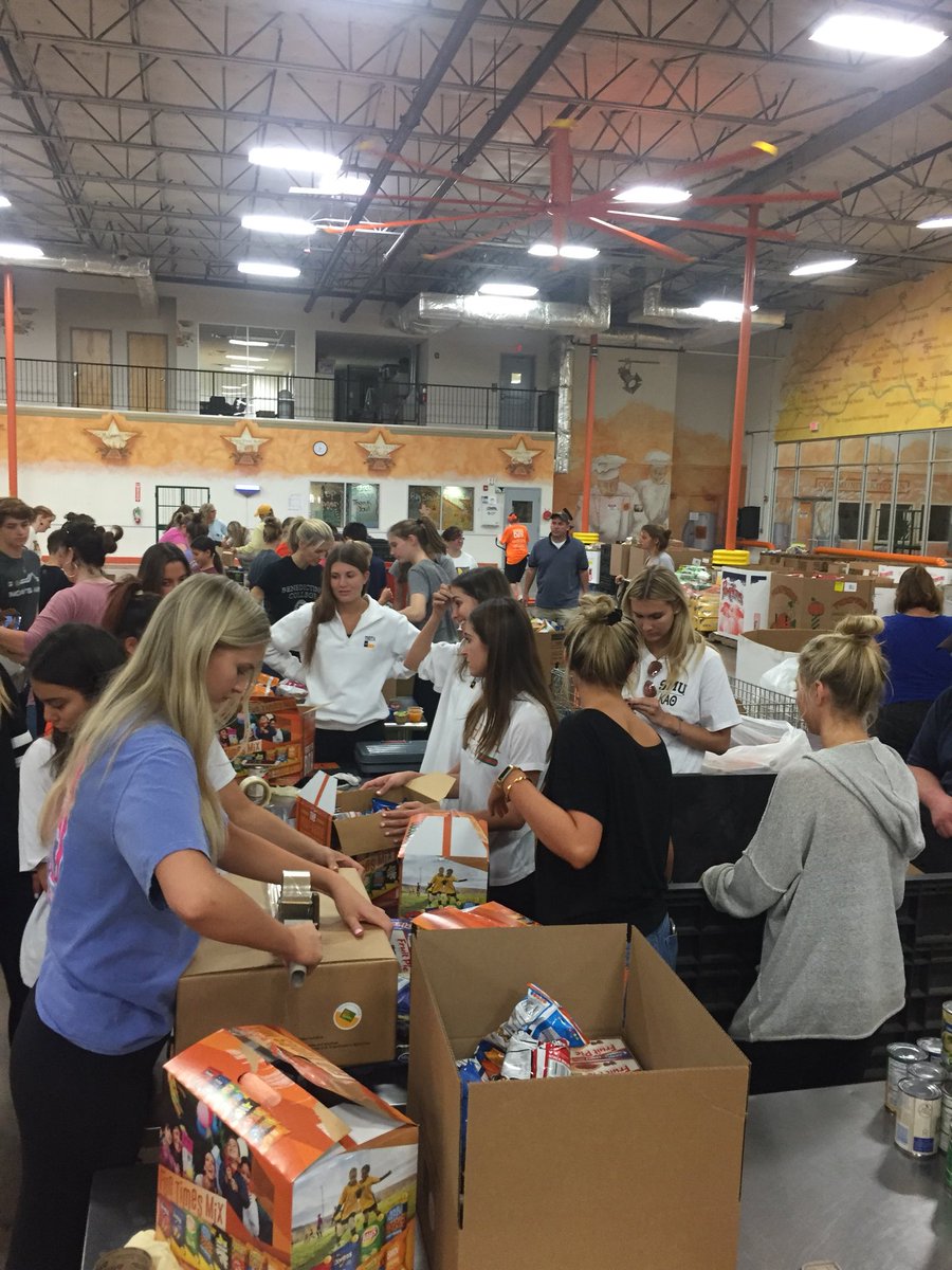 DallasTheta's tweet image. We had a blast with @smu_theta at @ntfb this afternoon. 💛🖤#thetaservice #thetadayofservice #thetalove #dallastheta