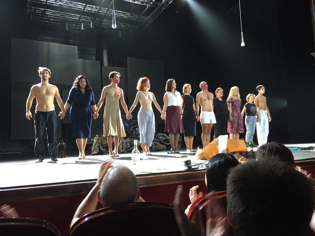 lovemusicals23's tweet photo. Calixtoren bertsio honekin flipatu dot ta asko gustatu zait, izugarri! Antzezle guztiekin liluratuta, Zur eta lur. Zorionak👏👏👏 Obabakoak 💚 https://t.co/7oTxWDB145