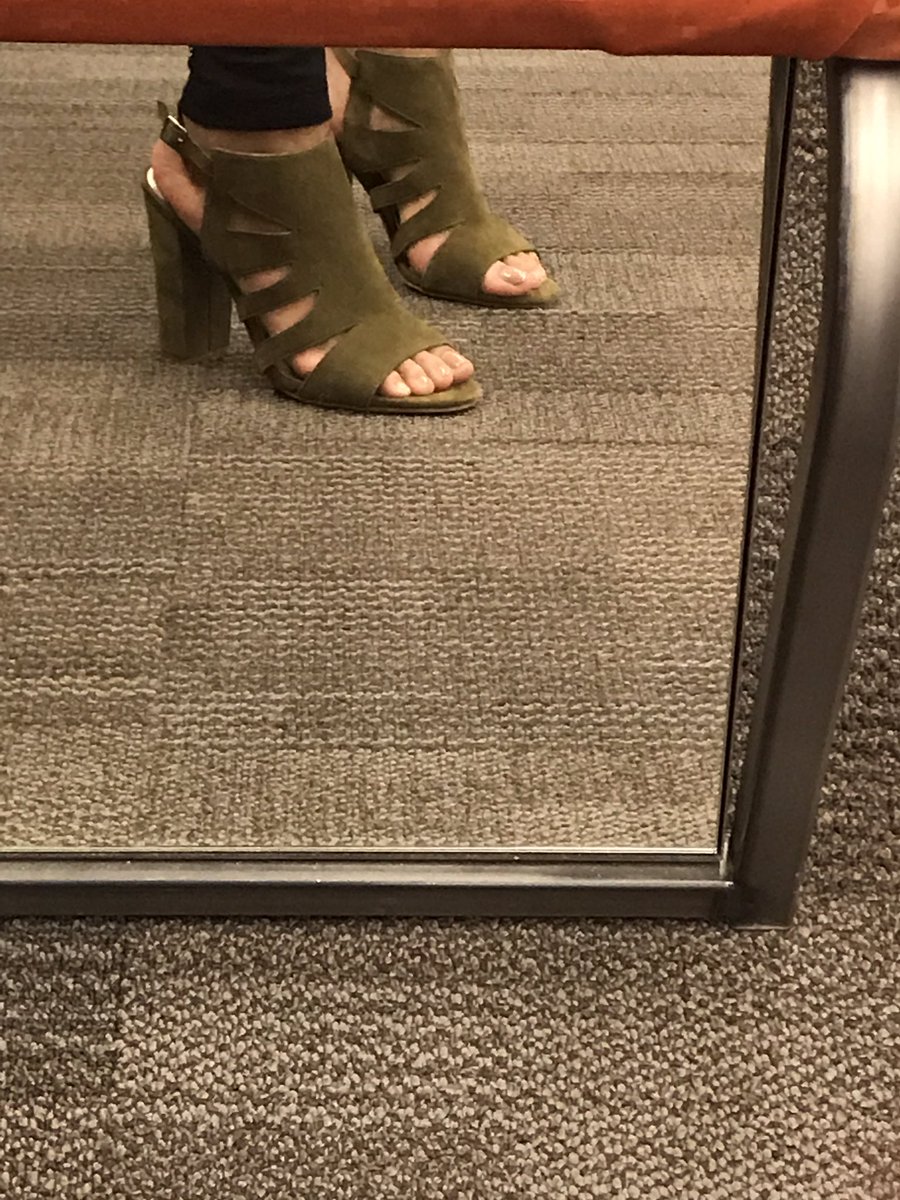 VidsBri's tweet photo. I know two things.
1) Felicity would look fabulous in these shoes.
2) And so do I. 💁🏾😂 #smoakinstyle #meangreenoliverqueen #olicity https://t.co/gZXu6r3bze