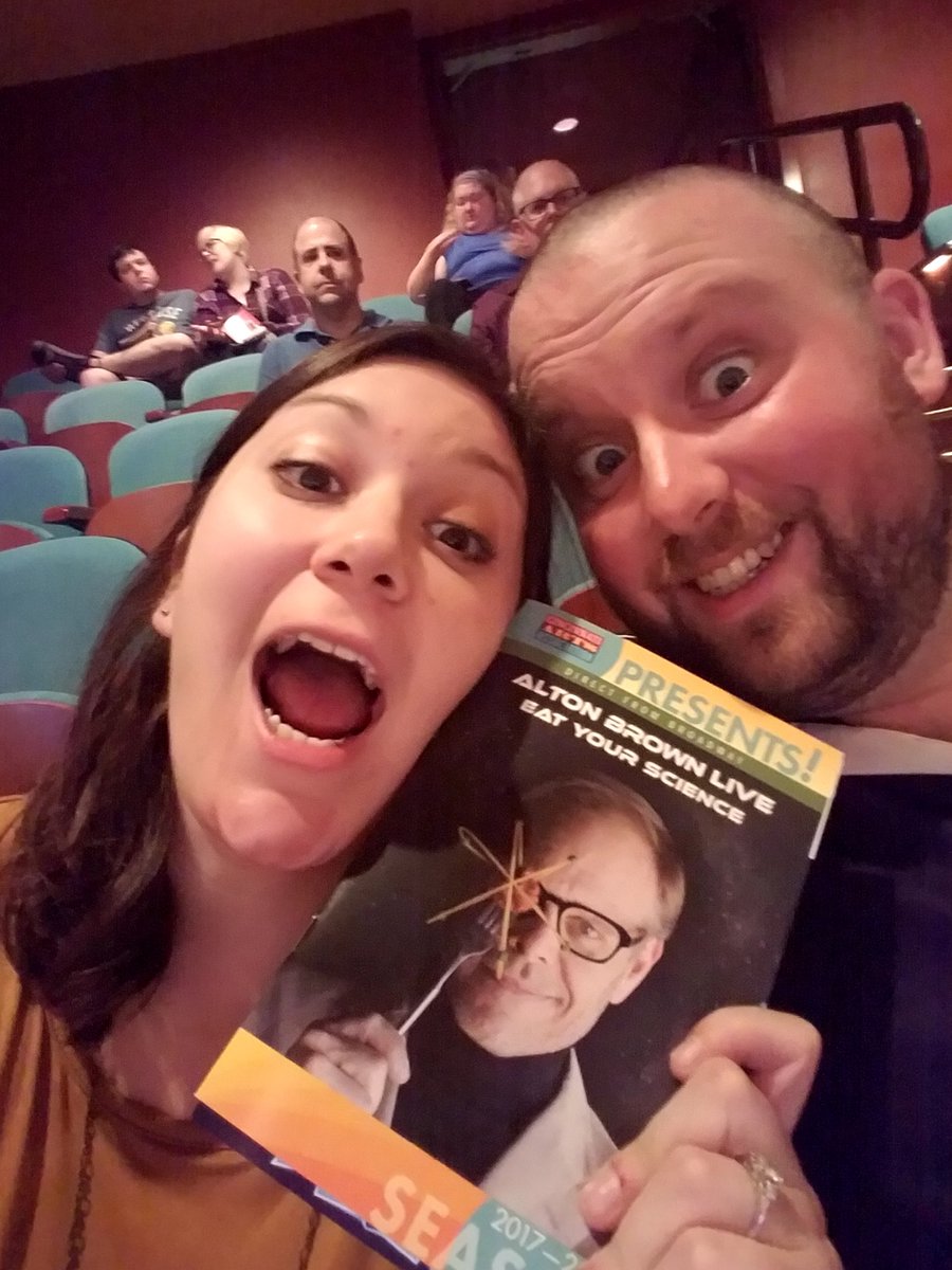 salix_emilae's tweet photo. @altonbrown any chance we get a cameo from Shrimp toast and Stir fry?? #AltonBrownLive #catsofinstagram #ohwait #CatsOfTwitter ? https://t.co/jk4jKklZpE