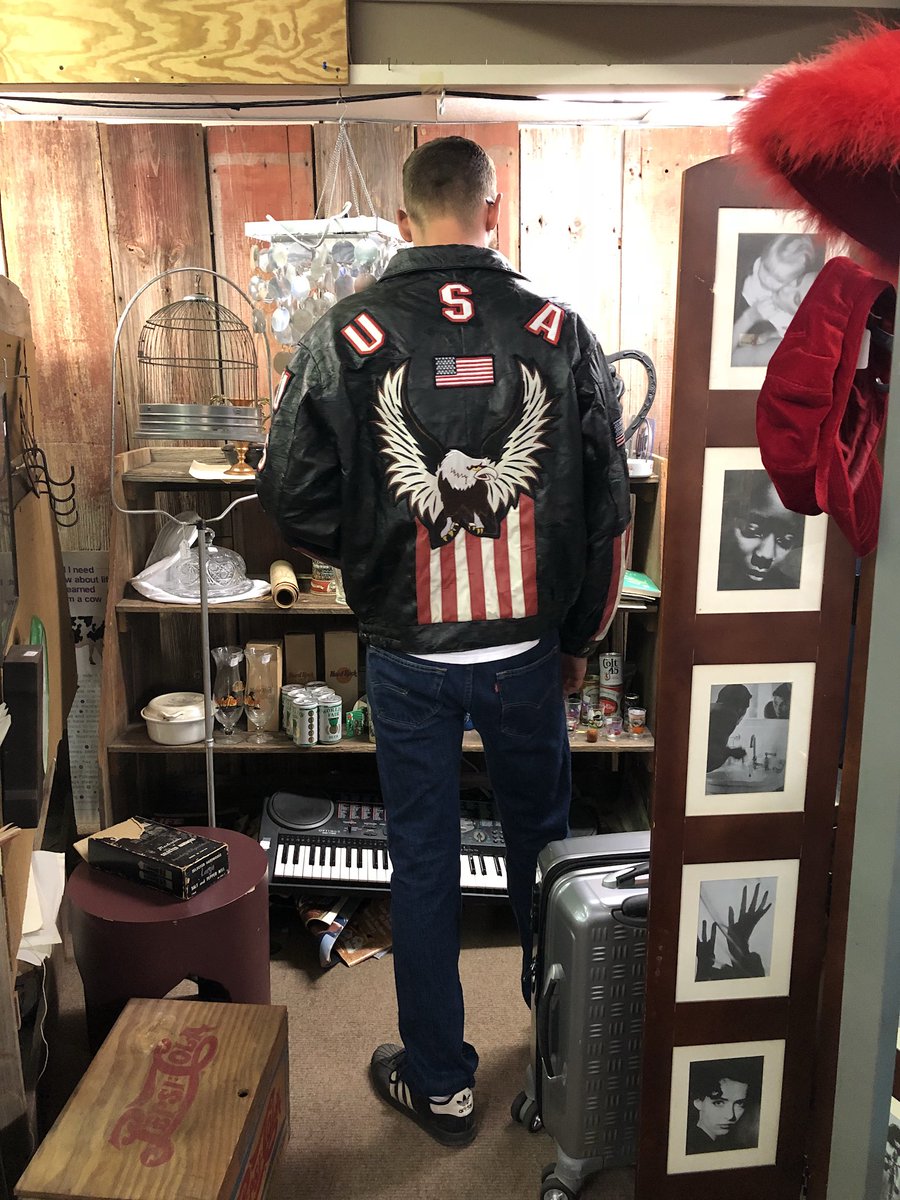 melting_meadows's tweet image. When he will do just about anything to make me laugh. #thatjackettho #newbeard