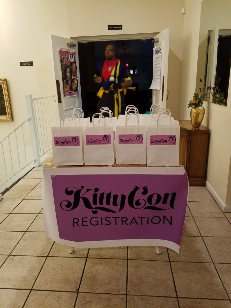 tee__low's tweet photo. Waiting for the guest of honor! #KittyCon2017 https://t.co/fPUEkKfeOb