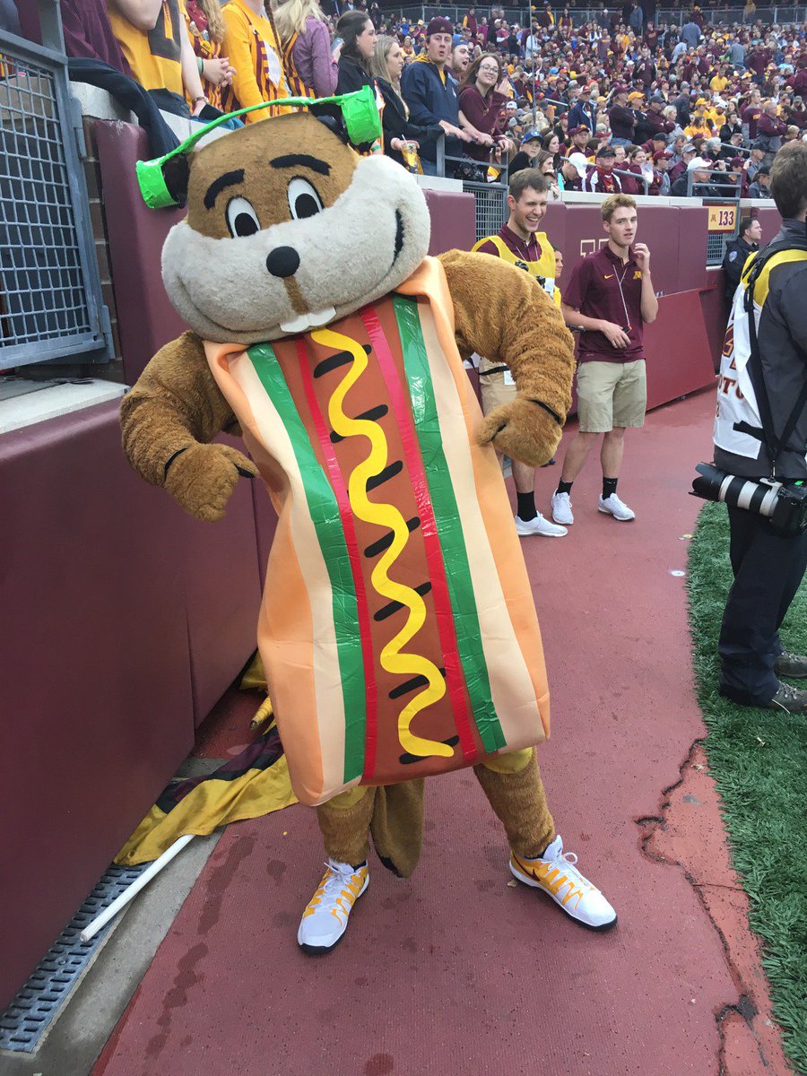 GoldytheGopher's tweet photo. I think I wore it better. #GoldyHalloween https://t.co/dZ6A9QERk9
