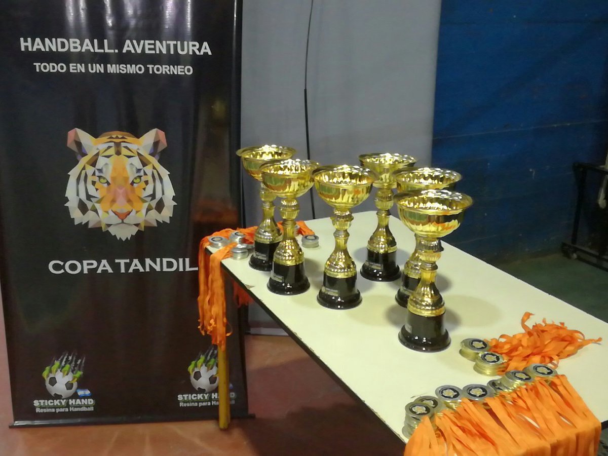 CopaTandil's tweet photo. UBA, campeón en juveniles damas. UNICEN, subcampeón. 
Se viene la entrega de premios. 
#COPATANDIL https://t.co/8tZ4WNpGdC