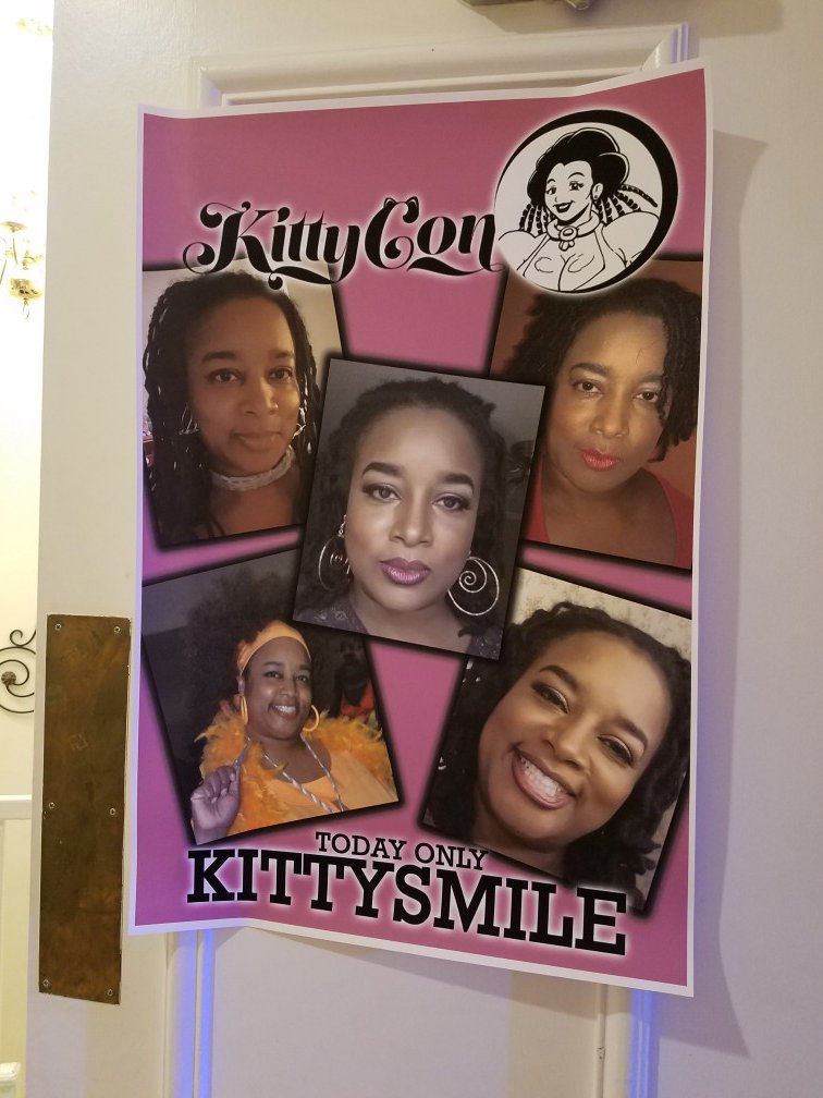 tee__low's tweet photo. I heard @Kittysmile was on her way! :)
#KittyCon2017 https://t.co/Lf7XzFM2j4