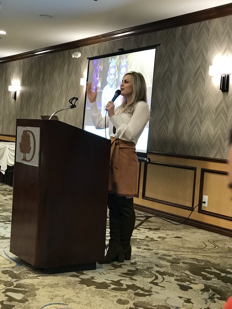 MissContraCosta's tweet photo. Awesome #SocialMedia workshop by @MissCAOrg #ContraCosta #BeautyGrowsHere #Success #Scholarship https://t.co/uOQwIy97n8