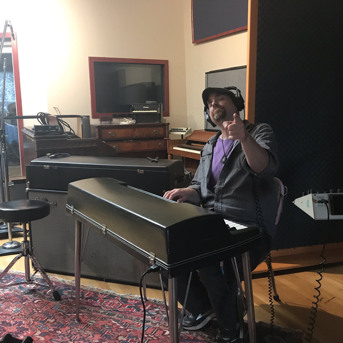 Hollerjakemusic's tweet photo. The #amazing #Cellogod #producer #Daveggar laying down keys @ #missionsoundnyc #hollerjake #hollerjakealbum https://t.co/SNERdIw7he