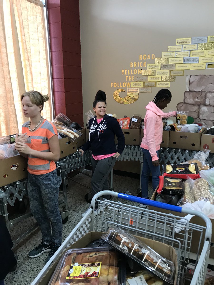 MaytagLady's tweet photo. Day 1 of SERVE week. Great start to our goal of 600 hours. #engagecobb #tapN2Tapp #TappServe @TD2_3_93 #cobbss https://t.co/c07xy2EFkZ