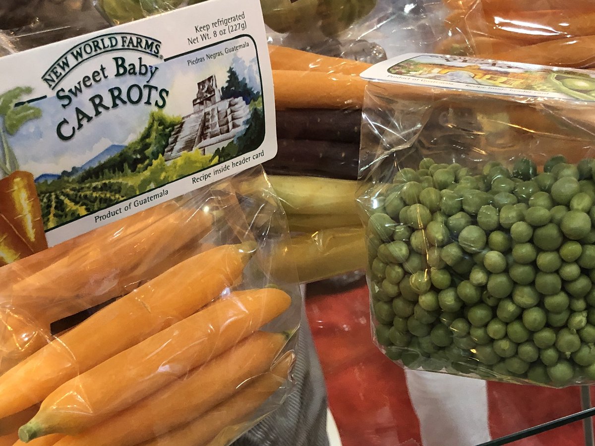 aidajingram's tweet photo. There are all kinds of #hummus for instance #peahummus thanks to my #Guatemalan friends @pma #TeamFreshSummit #FreshSummit https://t.co/O0vVcdneUW