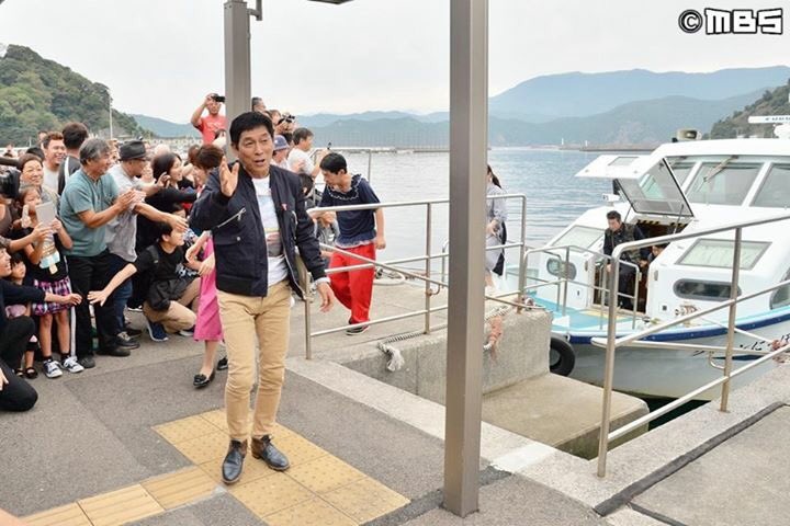 akashiyatvmbs's tweet photo. 明日の放送は、秋のロケSP in宮崎県・島野浦島！バラエティー番組未上陸の離島へお笑い怪獣一行が上陸！島民870人の小さな島が大パニック状態に！島の魅力を見つけ出し、島を盛り上げるべく明石家メンバーが立ち上がる！放送は明日10月23日（月）よる11時58分より！お楽しみに！ https://t.co/BxJl3jxhtI