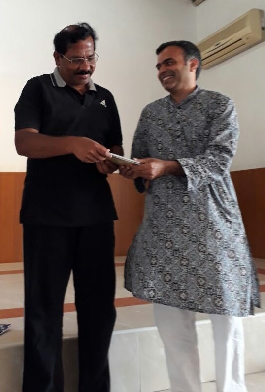 manijgd's tweet photo. Hon Minister for Tamil Language &amp; TamilCulture Sri @mafoikprajan was honoured at @ArtofLiving #AnnaNagar Centre by STC @kpsureshbabu ji &amp; Apex Member Sri Sanjay ji 
@SriSri @AOLSwamiji @swamignantej @OfficeOfOPS @CMOTamilNadu @aol_chennai @Bhanujgd @SwamiSarveshvar @Mohankovai https://t.co/5HQkQP4SFh