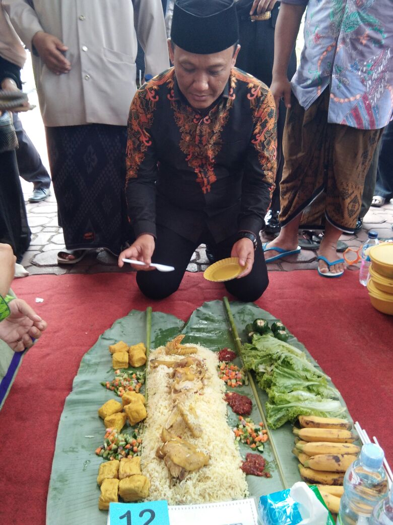 KangJimmyCSR's tweet photo. Berbagai lomba digelar menyemarakkan #HariSantri2017. Salah satunya lomba nasi liwet tiap pesantren. @cakiminpkb @DPP_PKB  @PkbKarawang https://t.co/WFSjYM9DEN