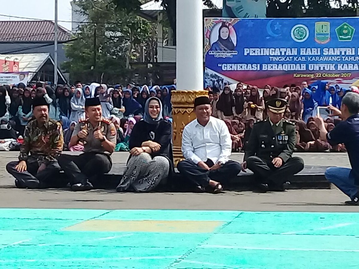 KangJimmyCSR's tweet photo. Semarak peringatan #HariSantri2017 di Karawang. Santri penjaga NKRI. @cakiminpkb @DPP_PKB @nahdlatululama @PkbKarawang https://t.co/cAgKaTgV3e