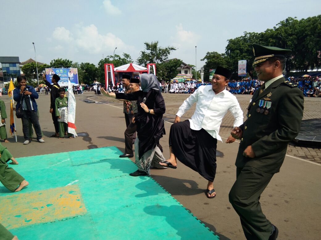 KangJimmyCSR's tweet photo. Semarak peringatan #HariSantri2017 di Karawang. Santri penjaga NKRI. @cakiminpkb @DPP_PKB @nahdlatululama @PkbKarawang https://t.co/cAgKaTgV3e