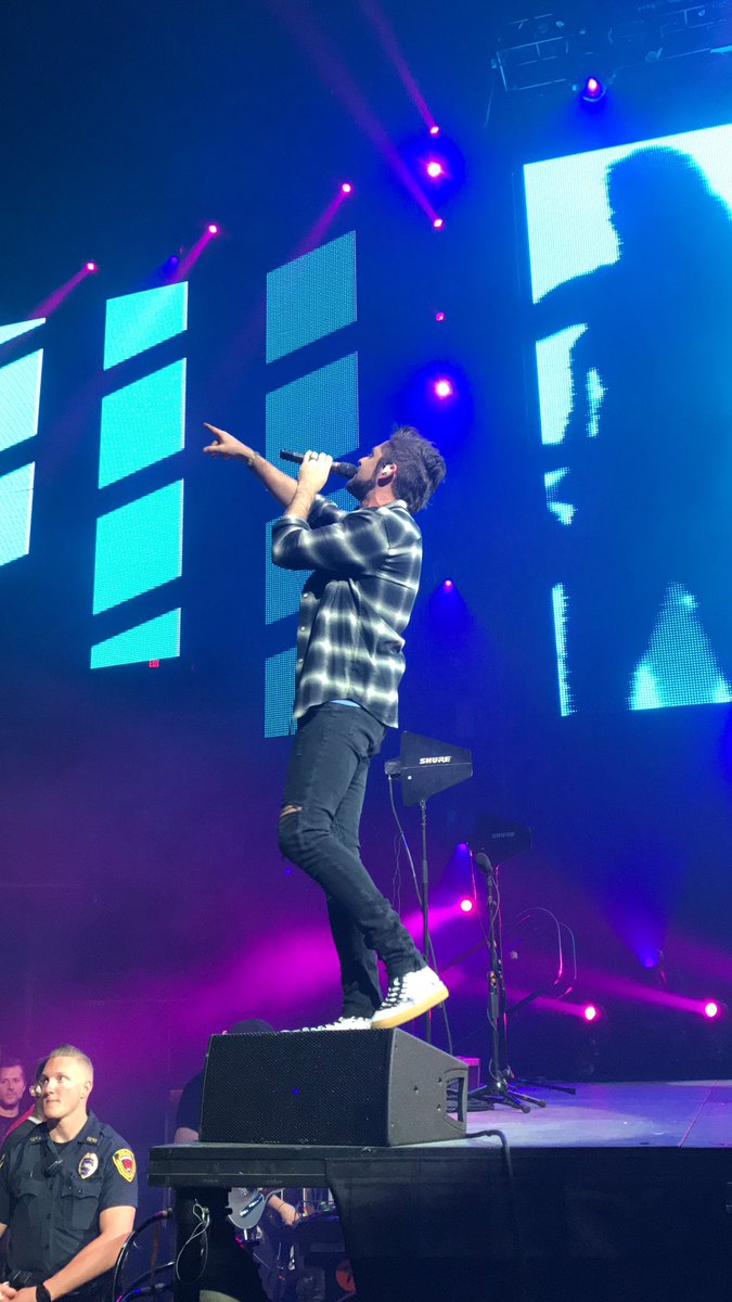 MikaylaLea25's tweet photo. saw @ThomasRhett tonight and it was Unforgettable😜😍 #HomeTeamTour2017 https://t.co/TOfW1h27yz