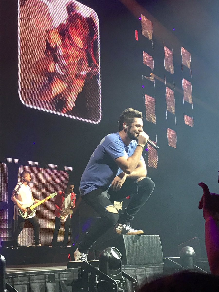 MikaylaLea25's tweet photo. saw @ThomasRhett tonight and it was Unforgettable😜😍 #HomeTeamTour2017 https://t.co/TOfW1h27yz