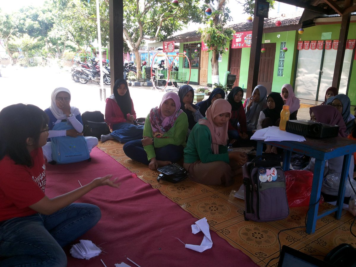 Melanjutkan diskusi lagi yg santai tp tetep serius setelah selesai outbond