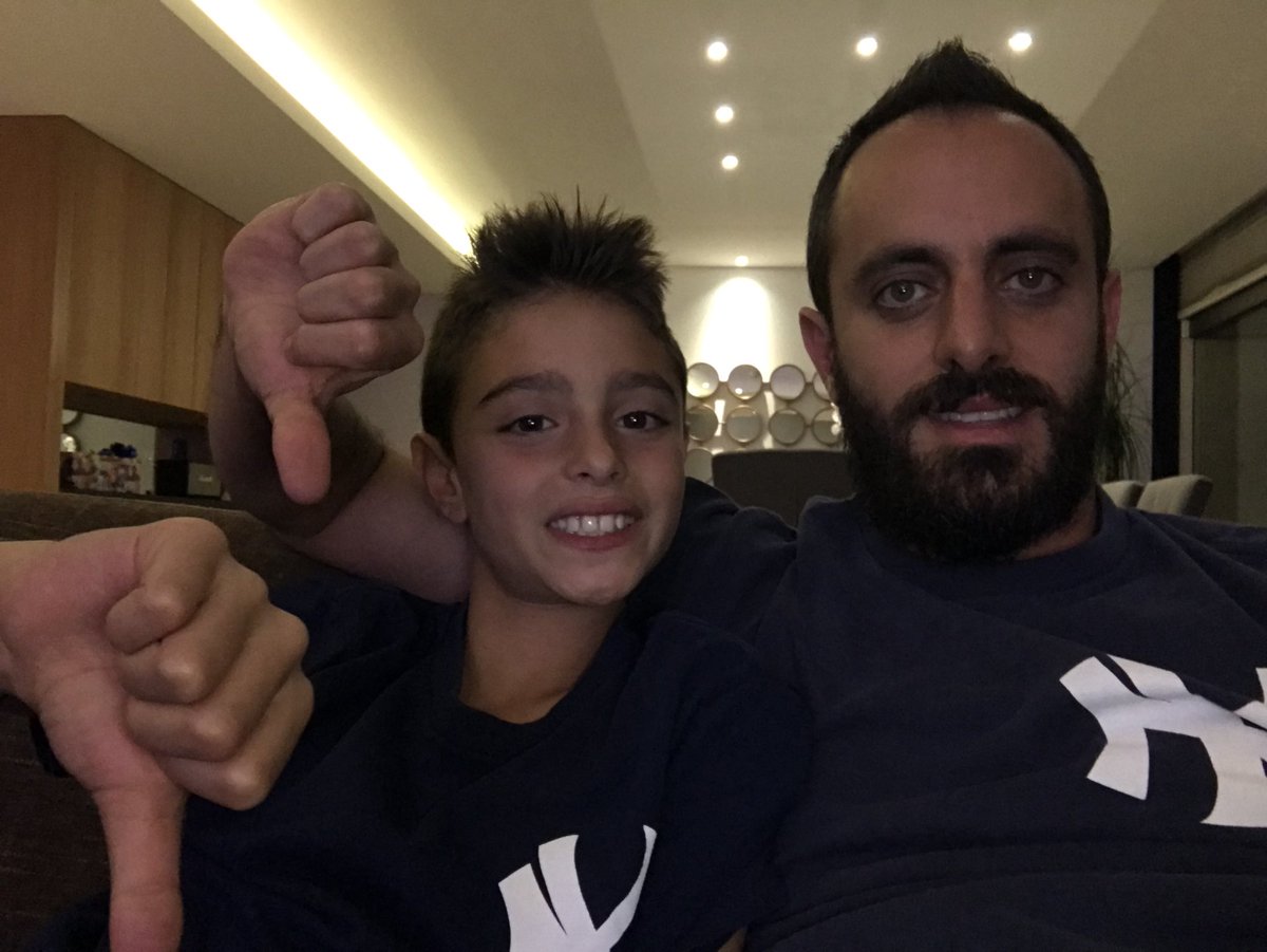 Romanopower's tweet photo. Vamos Yankees!! #MlbxFox #letsgoYankees #👎 https://t.co/6Ypd0oTChM