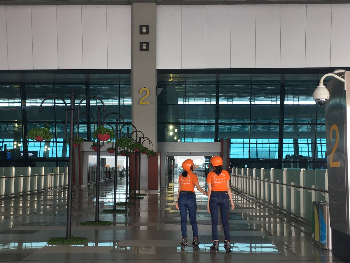 CurtisSChin's tweet photo. Scenes from #Jakarta's new #Airport Terminal 3. The help staff wear rollerblades to speedily assist. 🙌 #Indonesia 🇮🇩 #notinJFKanymore https://t.co/LfQQ9lN4Gz