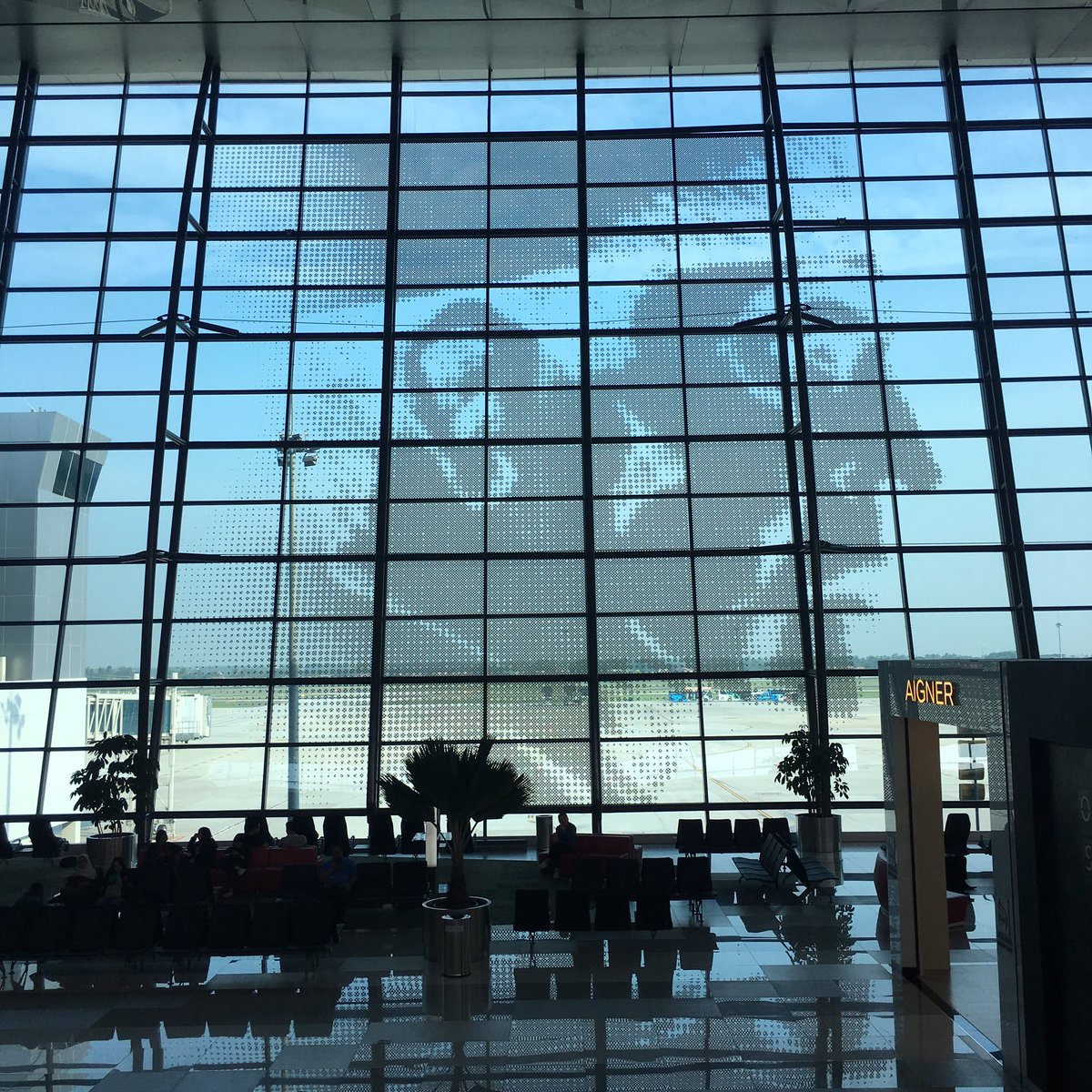 CurtisSChin's tweet photo. Scenes from #Jakarta's new #Airport Terminal 3. The help staff wear rollerblades to speedily assist. 🙌 #Indonesia 🇮🇩 #notinJFKanymore https://t.co/LfQQ9lN4Gz