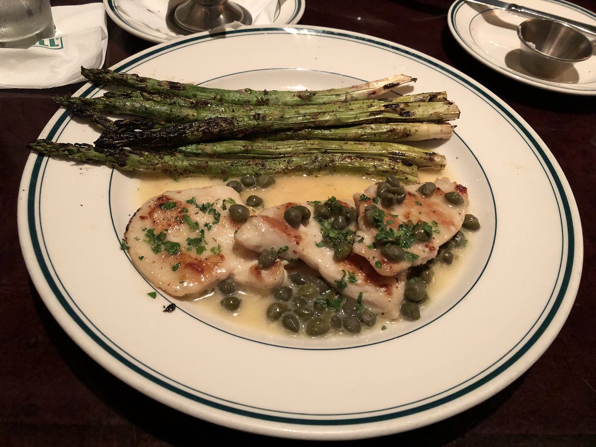 8BitPatty's tweet photo. Butter and extra butter and extra butter. Yes please and thank you. #HoldTheBread
Wish they had cut the hard part of the asparagus but hey. https://t.co/nhKgeG5wc6