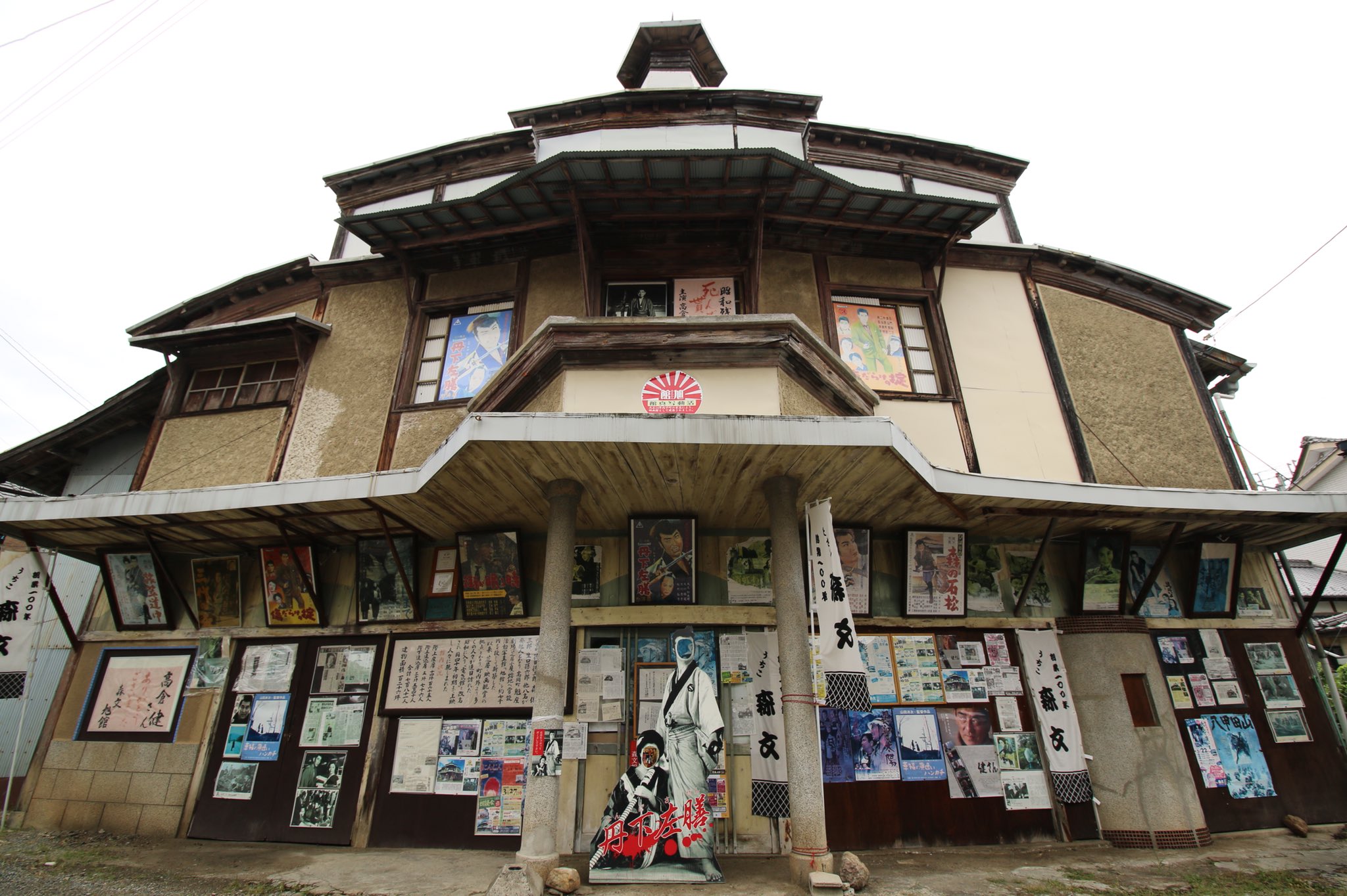 Ruins Rider 愛媛県内子町に残る旧映画館 旭館 大正15年に開館し 約50年前に閉館 正面玄関のバルコニーや塔屋が素敵な建築 国の登録有形文化財 旧映画館 近代建築 レトロ建築 T Co 3knkrixjm7 Twitter