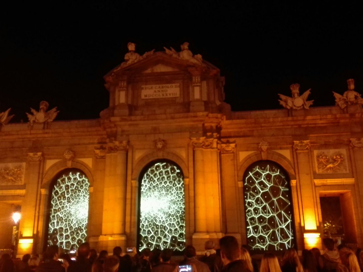 Sueniaz's tweet photo. Vuelo, me elevo sobre #Madrid (foto1)
y observo, admiro... (foto2)
la hoy distinta #PuertadeAlcalá (foto3)

#microviaje #arte #LunadeOctubre https://t.co/mvrVImYE6N