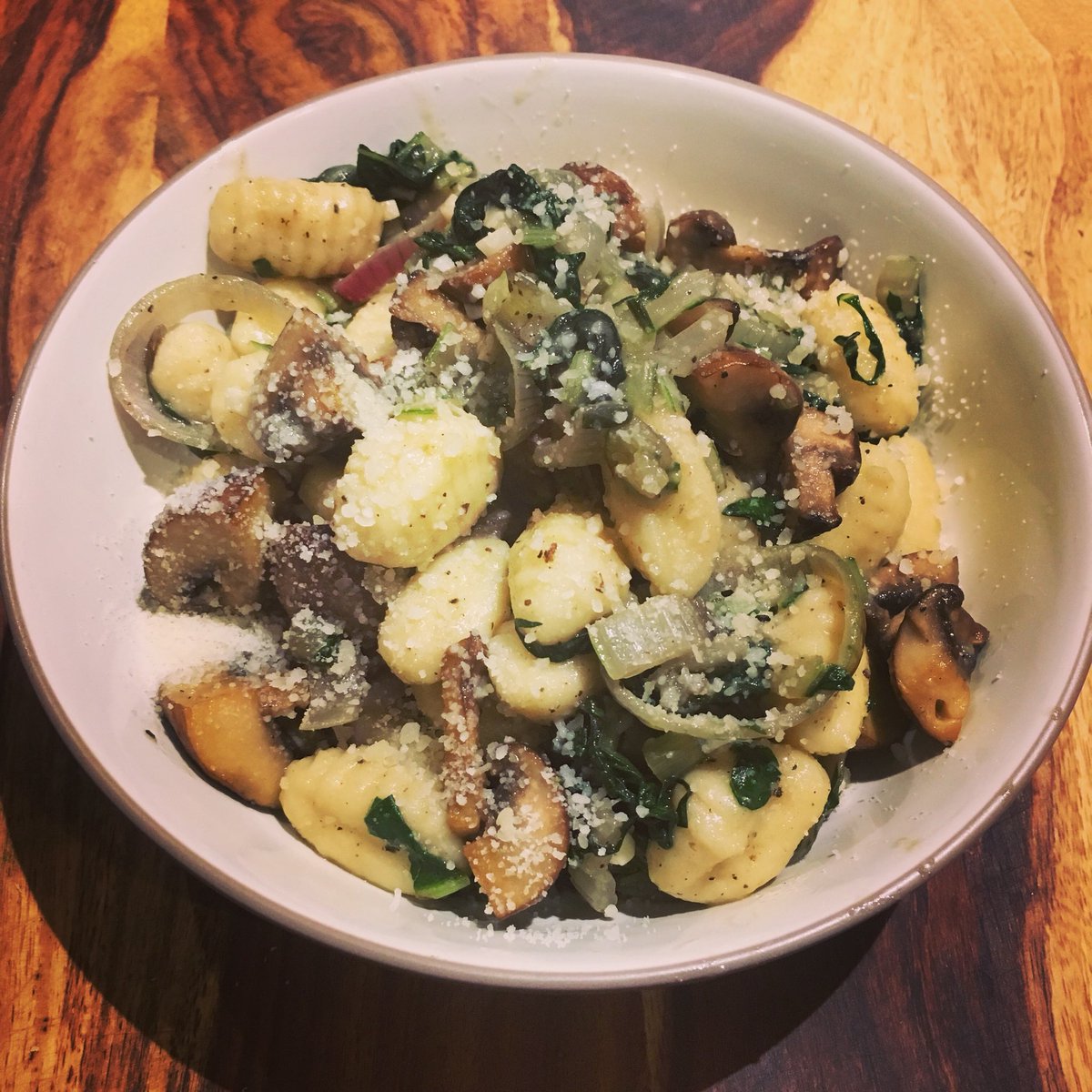 jesaglialoro's tweet photo. brown butter gnocchi with mushrooms & chard π΄π΄π΄ #healthyeats #vegetarian #chefjes #colorfulcooking #cookinginthesouth #blueapron https://t.co/Misu72P8Xg