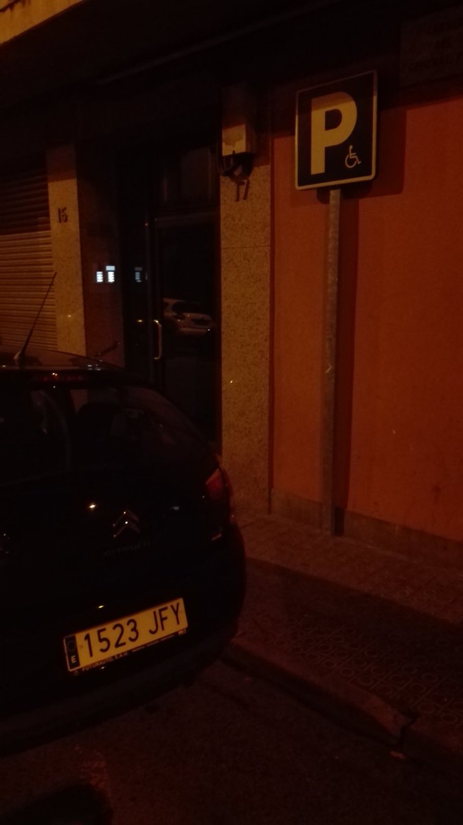 ComissionatPC's tweet photo. Cotxe no senyalitzat ocupant la plaça de minusvàlids del carrer General Prim #incivisme https://t.co/IVMFy4FP2k