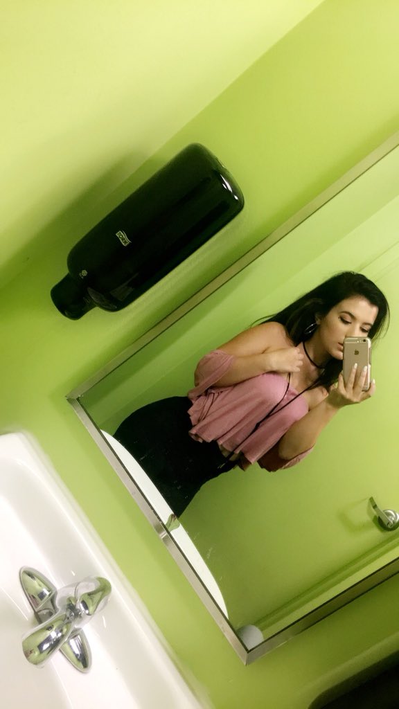 _tayleighh's tweet photo. sum slight https://t.co/5xFrZcH8rt
