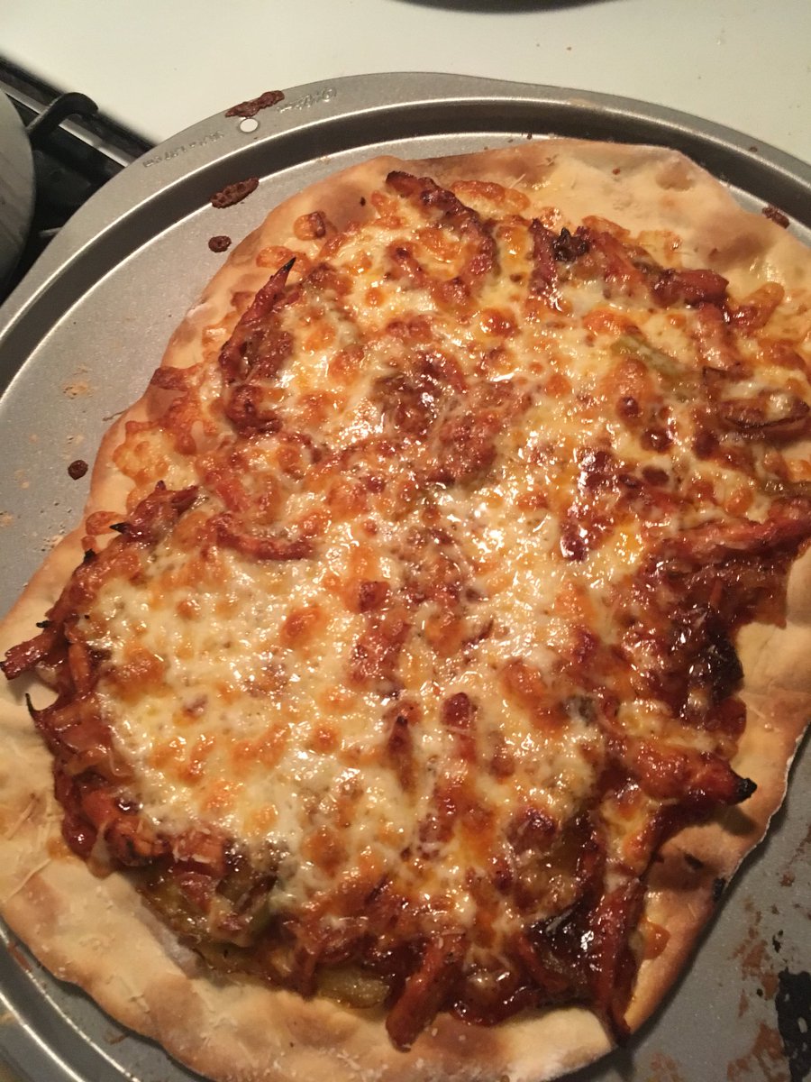clunag's tweet photo. What do you think of these pizzas? (Left: 3 Cheese, Right: BBQ Chicken) @GordonRamsay https://t.co/AbZBuzh3FX