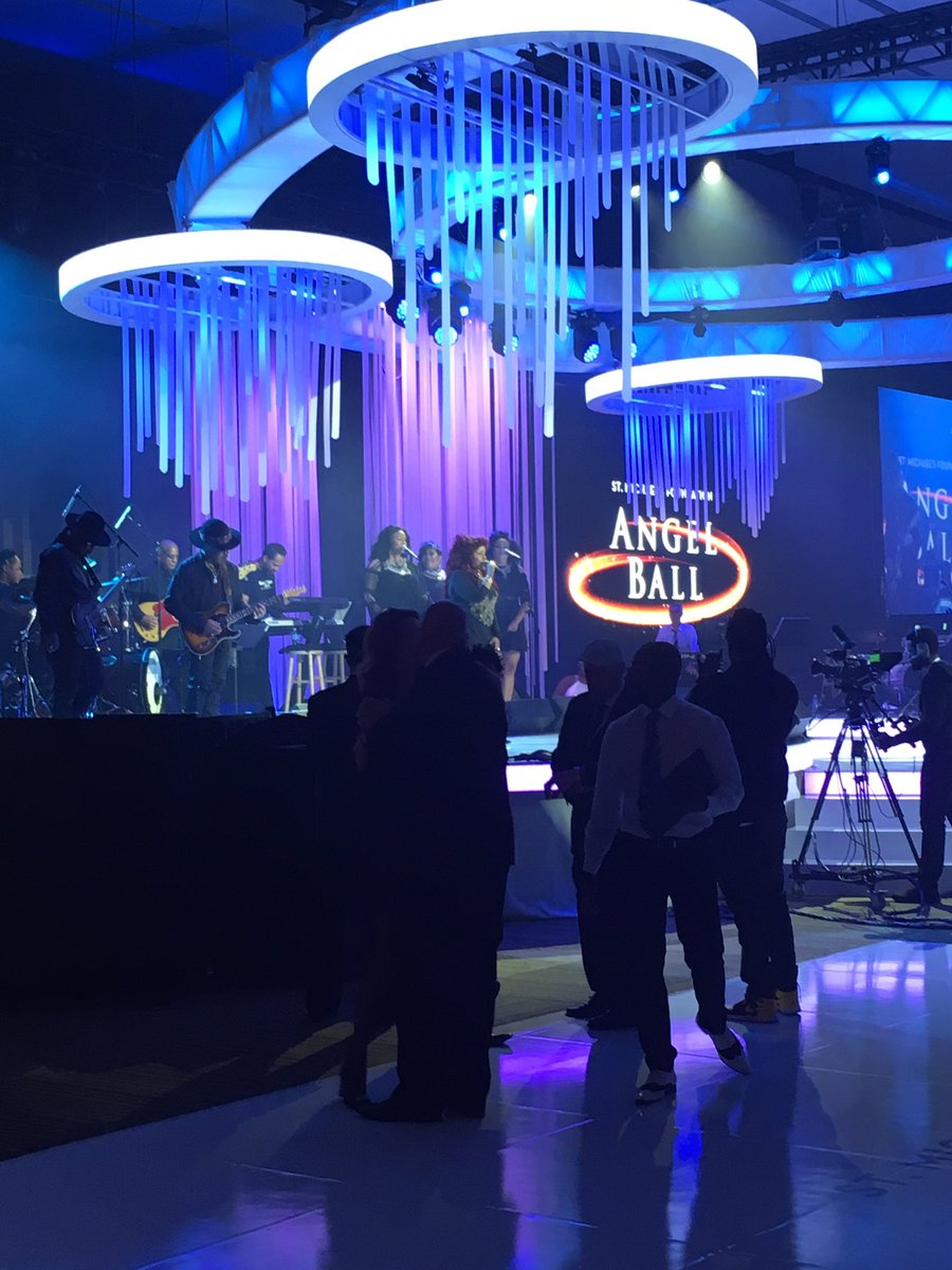 UnityHealthTO's tweet photo. Our surprise #AngelBall headliner: Chaka Khan! https://t.co/r7rvfeTZbN