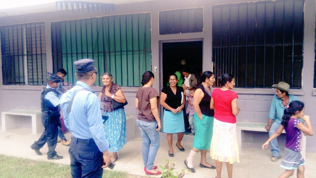 PoliciaHonduras's tweet photo. De la mano de la #Comunidad participamos en reuníon de la junta de #Agua en la aldea #LaEsmeralda #Guaymaca #ServirYProteger a #Honduras 🇭🇳 https://t.co/ioqCbz2dUF