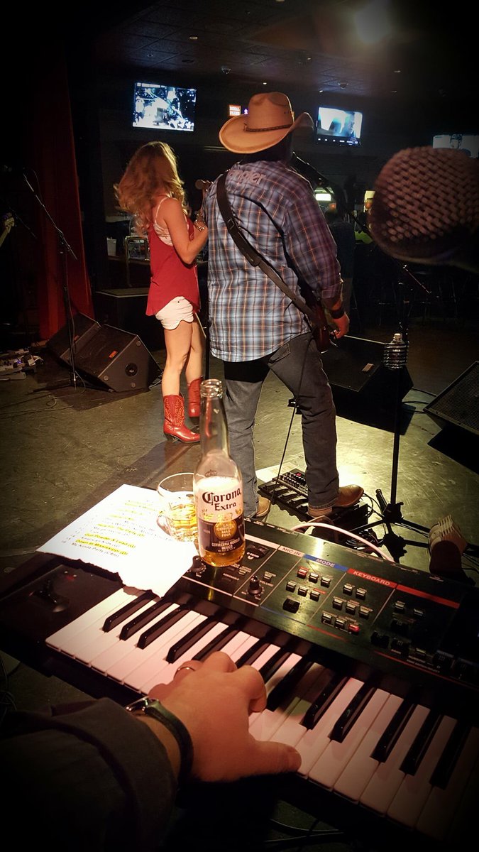 desert_outlaws's tweet photo. @lvpianoman view! #vegas #country #livemusic #countryrock @AZCharlies https://t.co/06mMAQaAGa