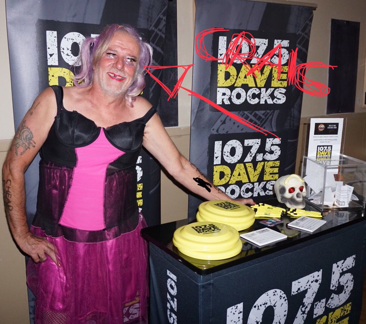 1075daverocks's tweet photo. So nice of @CraigFee to stop by #ScareCancer tonight. Too bad he didn’t have time for a costume! 💀 https://t.co/KoAH0VG2AT