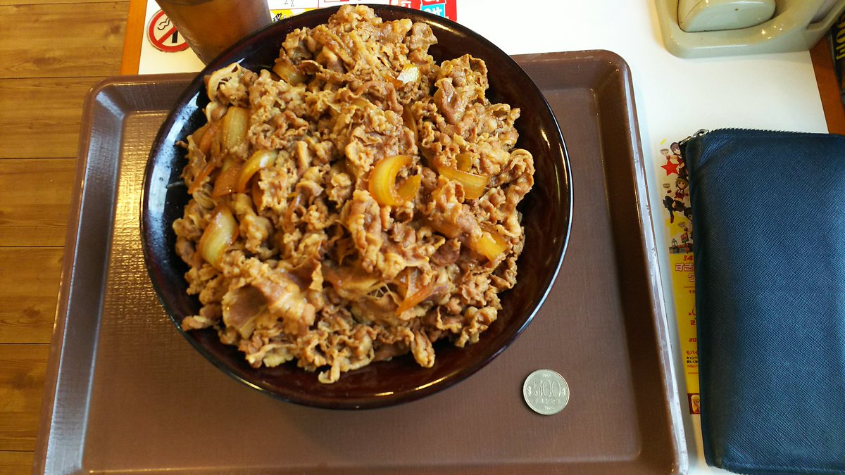 ukinchu331's tweet photo. 久しぶりにすき家のキング！！
そこそこ有名な裏メニュー！！
メガ牛丼の丸々２倍の量！！
並盛から換算すると米が３倍で肉が６倍！！
食べ後耐え満載😂
しかし腹持ち抜群で11時に食べたらその日は１日持った(笑)
釣りの方は台風の影響か大潮の影響か先週とガラッと変わって迷走😞 https://t.co/GCBuFMVowS