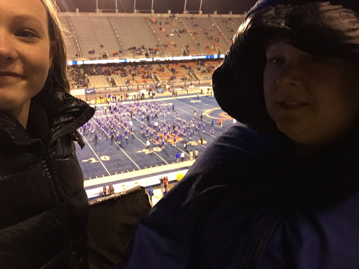 LyfelessonswAnn's tweet photo. Wet weather for parents and family weekend but this Washington lacrosse family isn't afraid of a little rain!  #BleedBlue https://t.co/nG1UdMU1WN