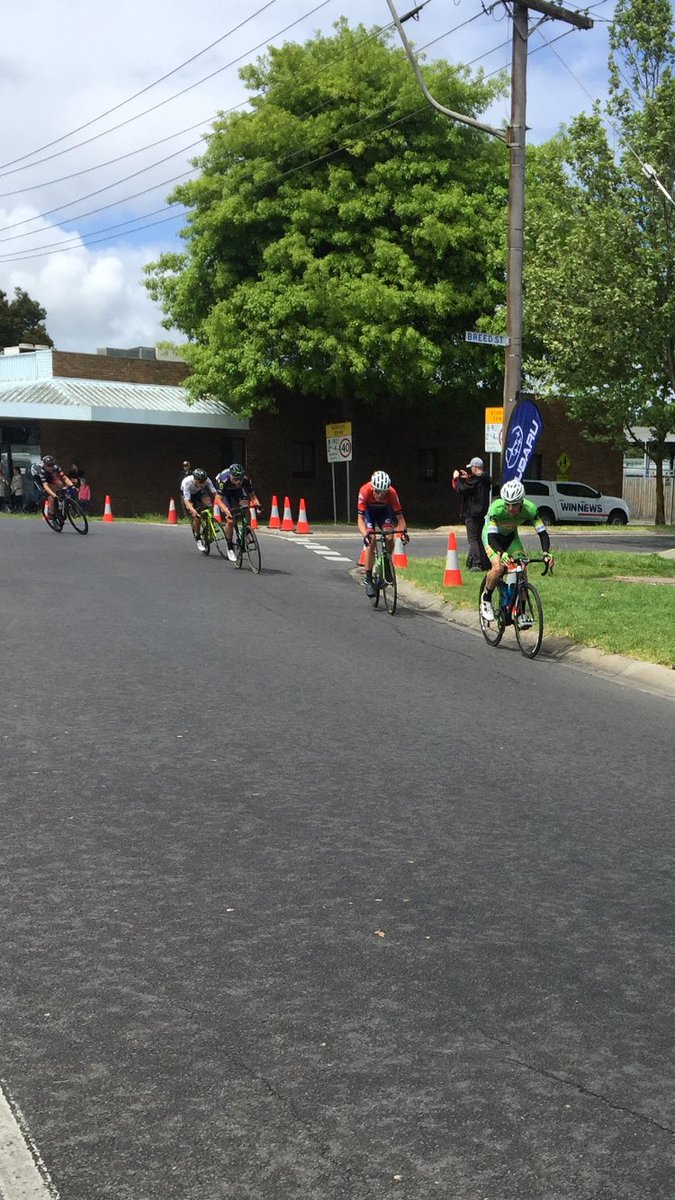 ccache_bodywrap's tweet photo. .@ryanothomas22 leading the bunch into the home straight. Just gone an hour and still no break established 
#ToG17 #NRS17 #OLI #GREENTEAM https://t.co/kceAK9eBkG