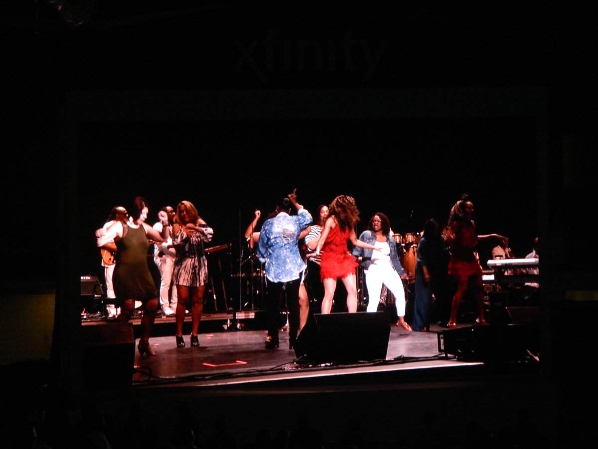 Majic1021's tweet photo. Who's in the house?!?!?!  Majic Under The Stars #X1VIP #MUTS2017 
Turned into a stage party! https://t.co/zjIVU8KvLV