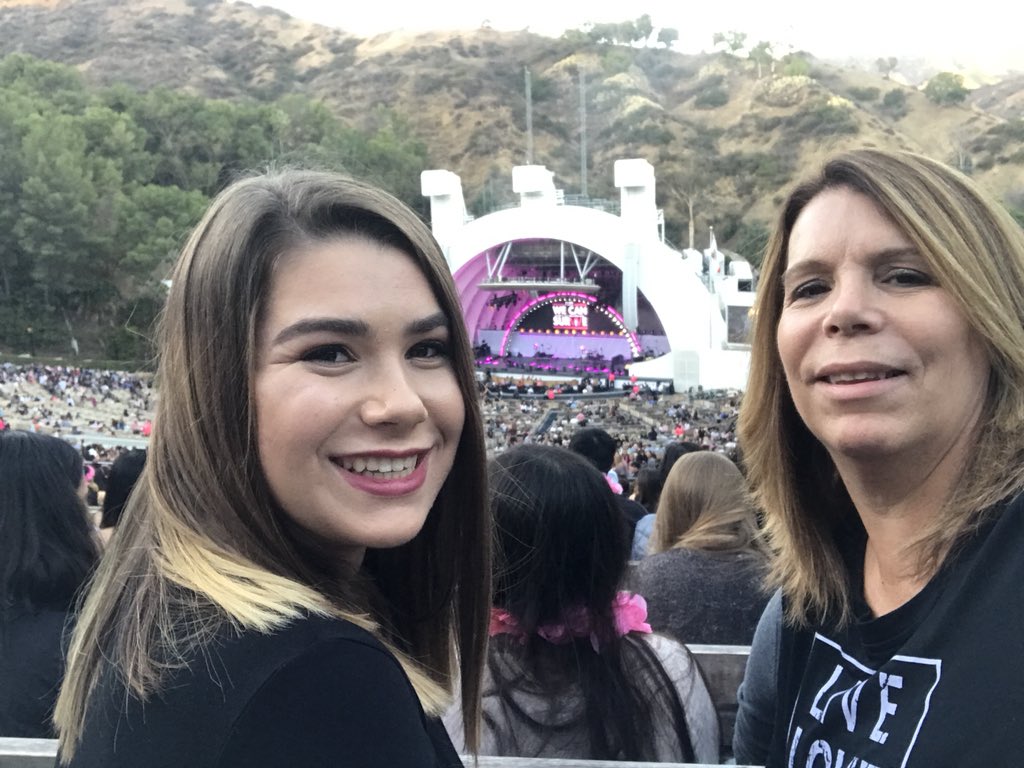 eshannon0's tweet photo. Celebrating my mom’s 14th year being a Breast Cancer Survivor and my 16th birthday at #wecansurvive #wecansurvive5pitentry https://t.co/khK9EtjaNH