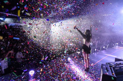 AnaMaCantu's tweet photo. #SabadoYCasaSola con música a todo volumen! Mil colores destellan y mi corazón explota de emoción tan solo de ver a @PatyCantu 💜💙💚❤️ #RA333 https://t.co/nvq9giEwbA