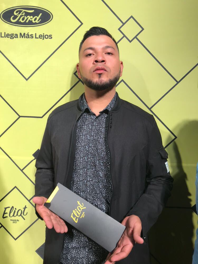 studiofalcony's tweet photo. El youtuber chiapaneco haciendo presencia en los premios #EliotAwardMx 
Vaya cuantos seguidores e uforia. https://t.co/5QJUwPhOq2