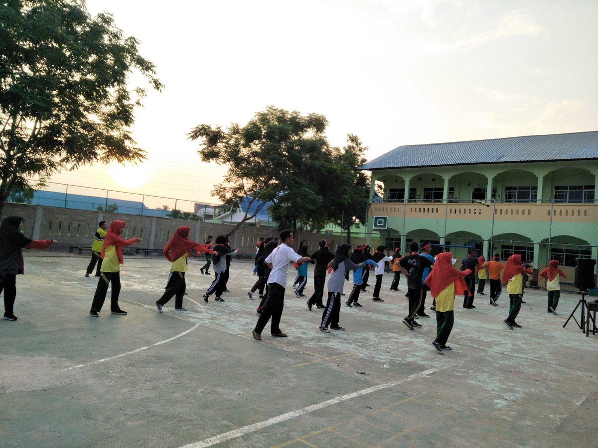 manda_redcross's tweet photo. PELANTIKAN PDL, senam pagi.
#mandaredcross https://t.co/f7ceTVBtxc