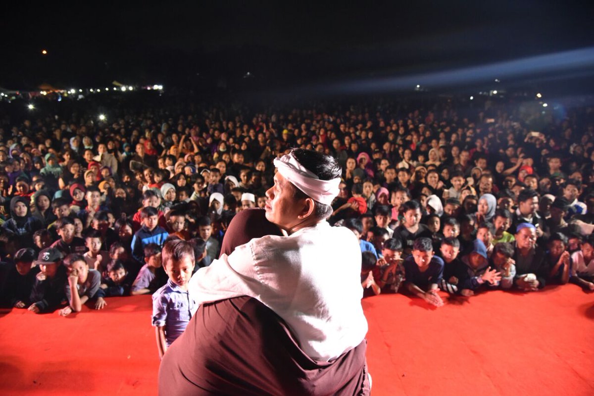 KangDMfansclub's tweet photo. Kang Dedi Mulyadi dan warga sukajadi Kota bandung, pertemuan seperti penuh kerinduan. Saatnya urang lembur jadi Gubernur https://t.co/b4tNQkh3Hy