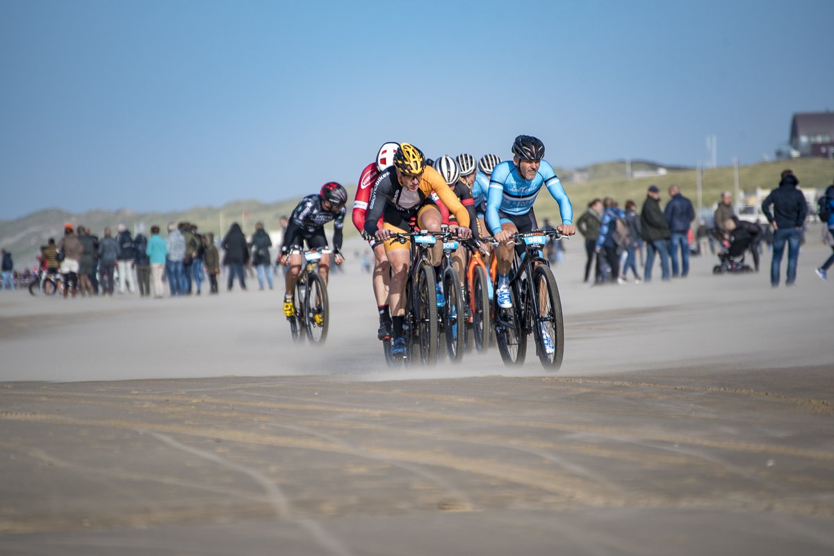 De foto's van #derpbikers #derpbikersbeachrace kun je hier bekijken photos.app.goo.gl/5rQclYAuFcnZXC… <a href="/BeachBoysNwijk/">BeachBoys cyclingteam</a> #strandrace
