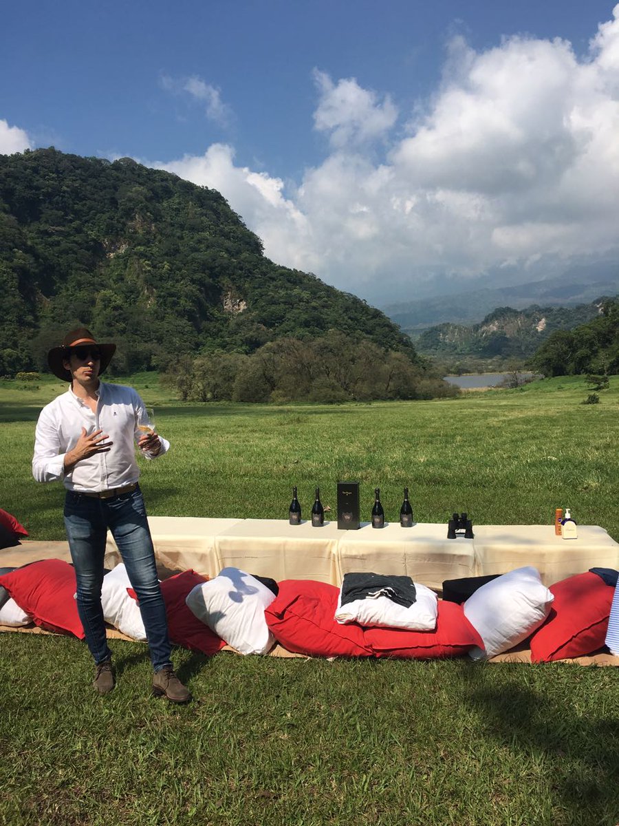 FoodandTravelMX's tweet photo. Hicimos picnic en el Rancho el Jabalí con bocadillos maridados con Dom Pérignon Plénitude 2, la joya de la corona en champaña #domperignonp2 https://t.co/g8RqewfvDd