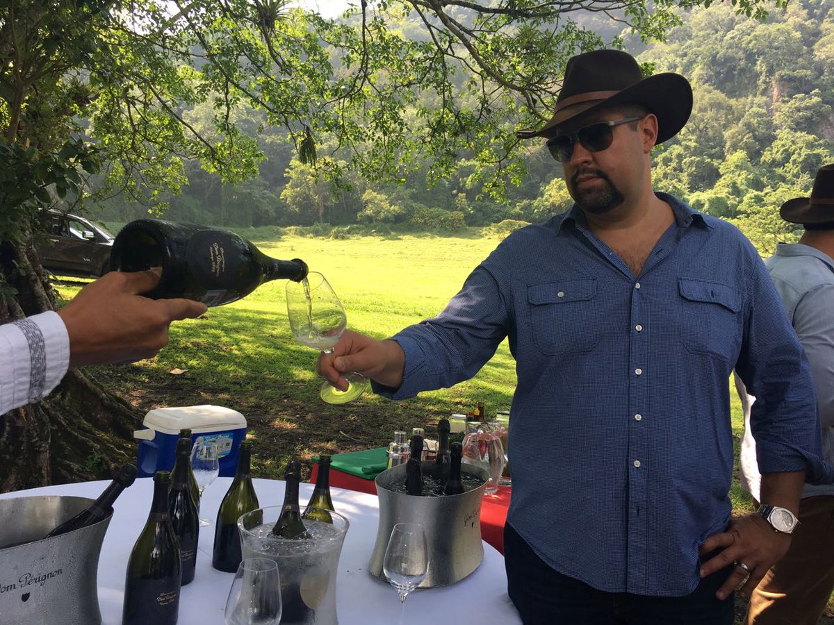 FoodandTravelMX's tweet photo. Hicimos picnic en el Rancho el Jabalí con bocadillos maridados con Dom Pérignon Plénitude 2, la joya de la corona en champaña #domperignonp2 https://t.co/g8RqewfvDd