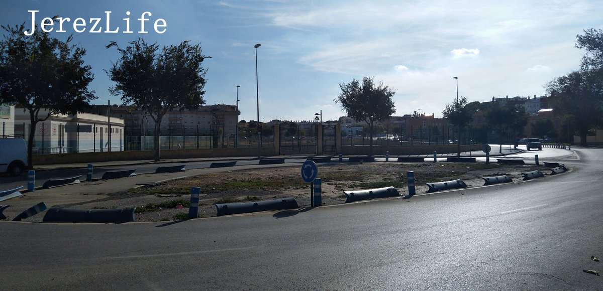Jerez_Life's tweet photo. ✔ #Jerez, ciudad de grandes y bonitas rotondas. En esta ocasión 'NO', más de 5 años de provisional. 'La Marquesa'
#JerezDenuncias #JerezLife https://t.co/aRPaYmboIi